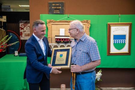 Podelitev prizananja Bogu Trohi 1 – kopija